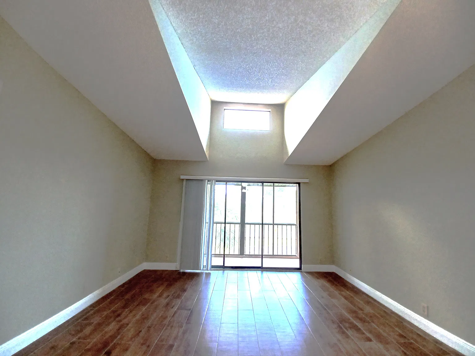 2 bed, 1064 sqft, $1,800 — Photo 2
