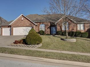 1122 N New Castle Ave, Springfield, MO 65802