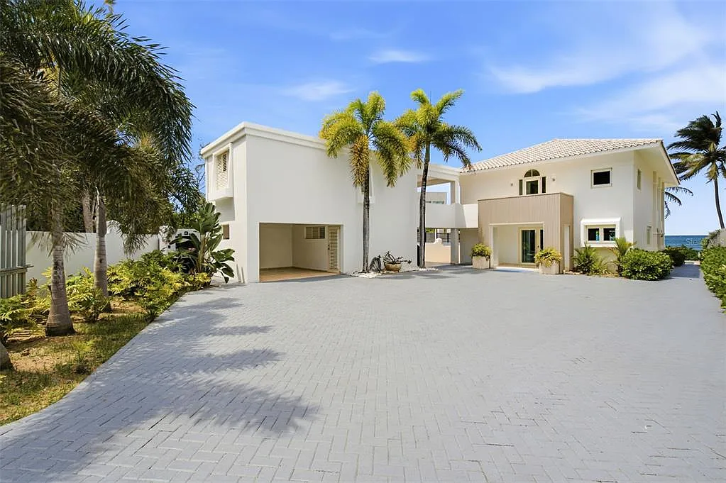 4 bed, 4.5 bath, 4000 sqft, $30,000 — Photo 2