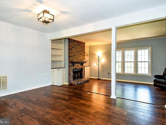 4th image of 10451 Malone Ct