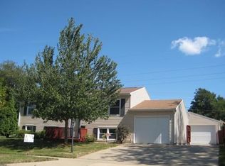 827 Jacolyn Dr NW, Cedar Rapids, IA 52405