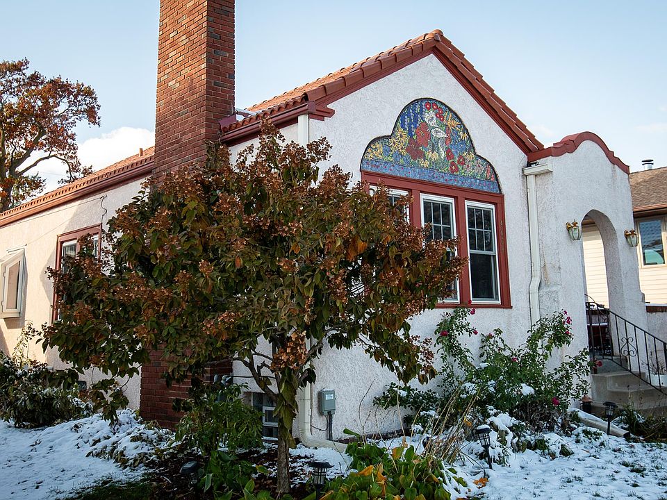 She is a beauty with that mosaic!