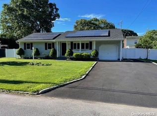 22 Pinetop Dr, Shirley, NY 11967