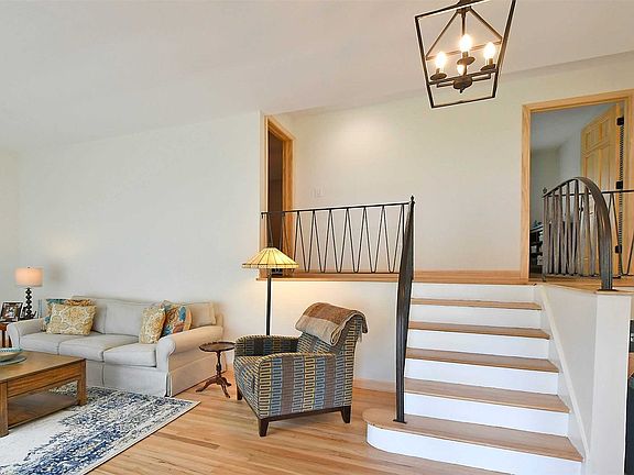 4th image of 8 Glenwood Ln