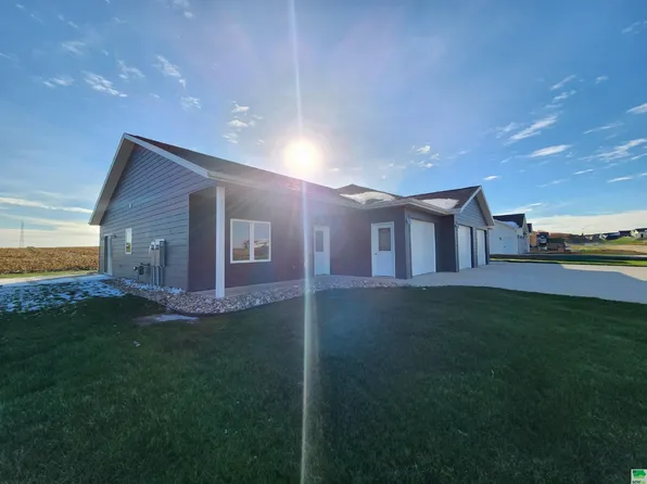 2108 Walnut St, Hull, IA 51239