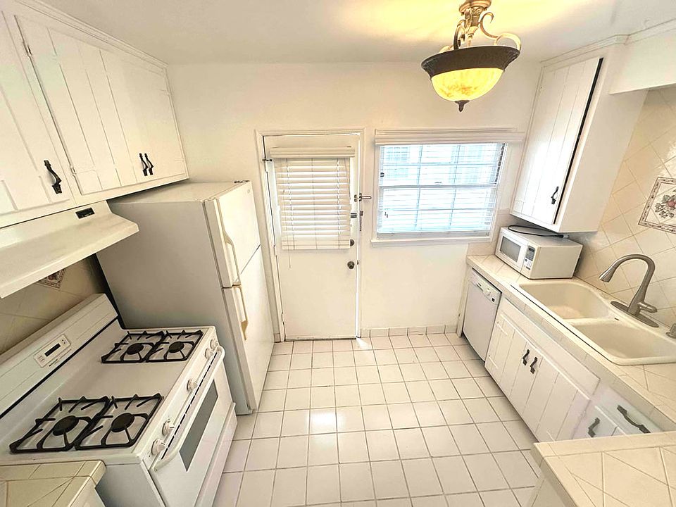 624 D Veteran Avenue, Westwood, CA 90024 - KITCHEN Includes Fridge/Freezer, Oven/Range, Dishwasher & Microwave and Private Balcony