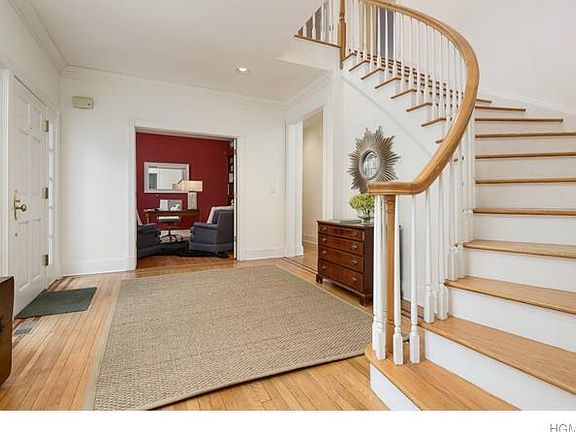 3rd image of 69 Cowdin Ln