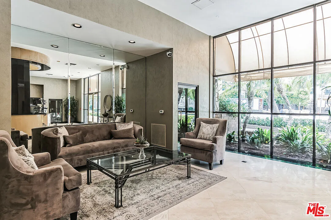 2 bed, 1100 sqft, $4,395 — Photo 3