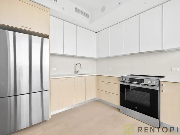 555 West 45th Street image 3 of 18