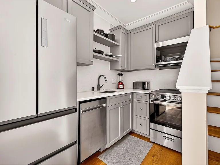 109 E Gordon Ln — Photo 2