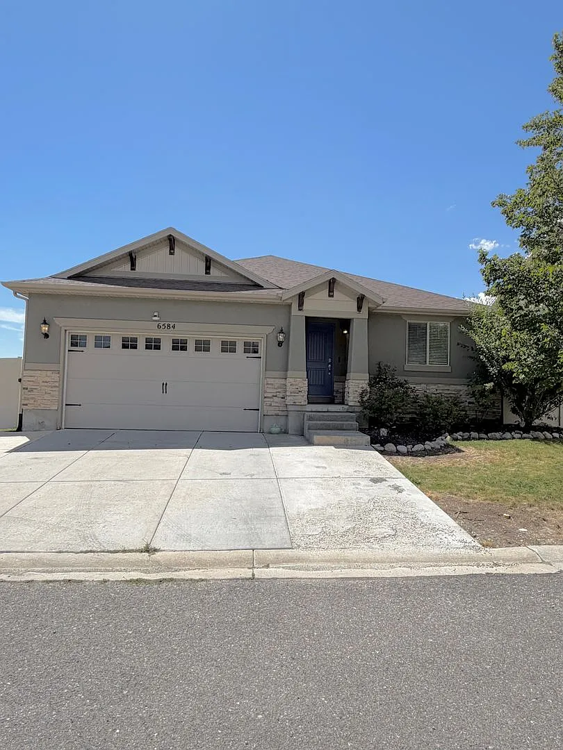Spacious Home!! — Photo 1