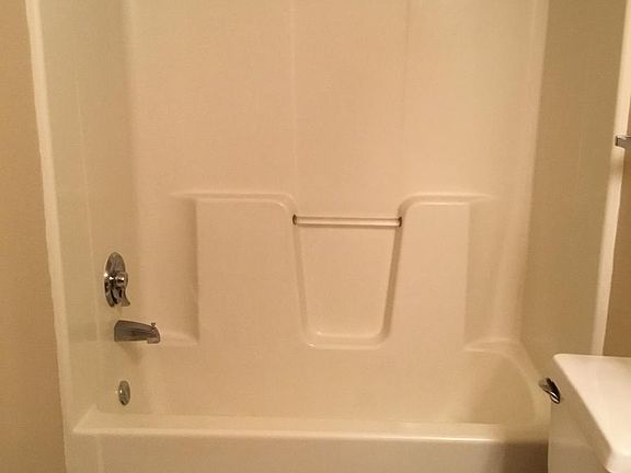 Bathroom tub_04062022