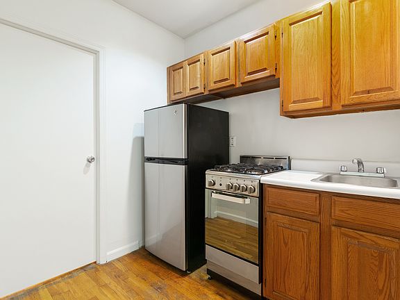 3rd image of 223 E 85th St APT 5