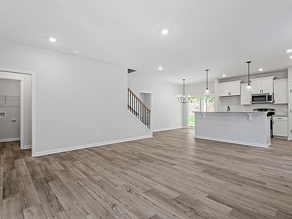 5th image of 148 White Oak Garden Way