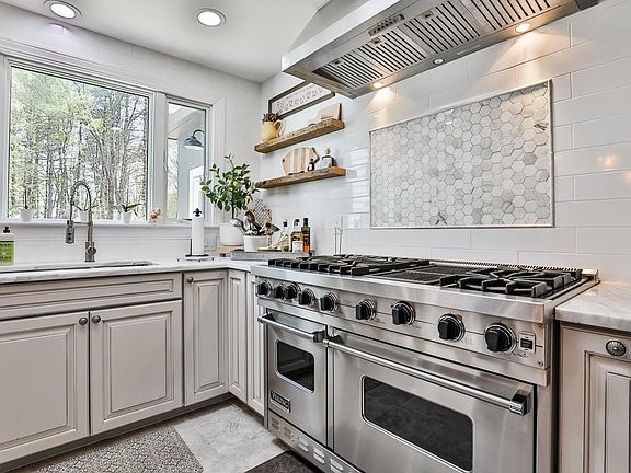 4th image of 7 Sherwood Dr