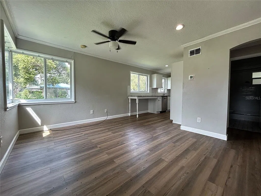 3 bed, 1.0 bath, 1035 sqft, $2,173 — Photo 4