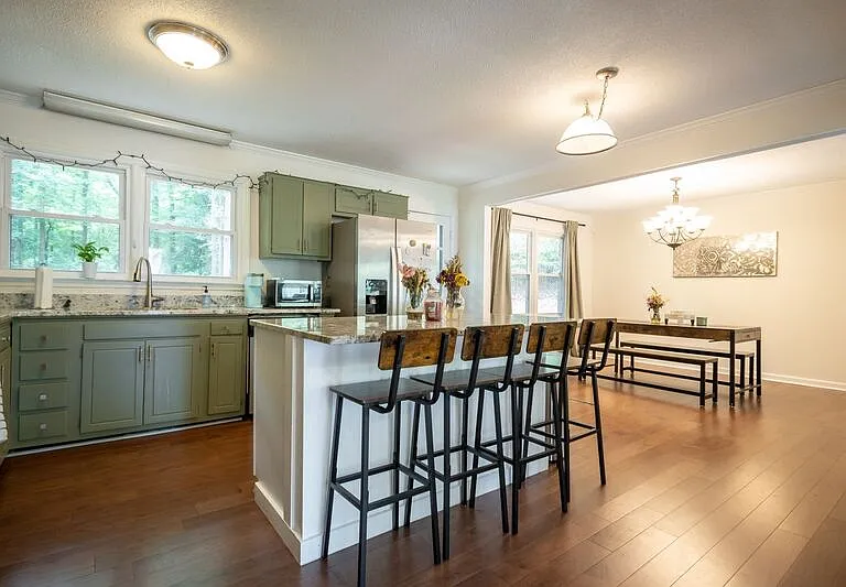 281 Rhodes Dr — Photo 3