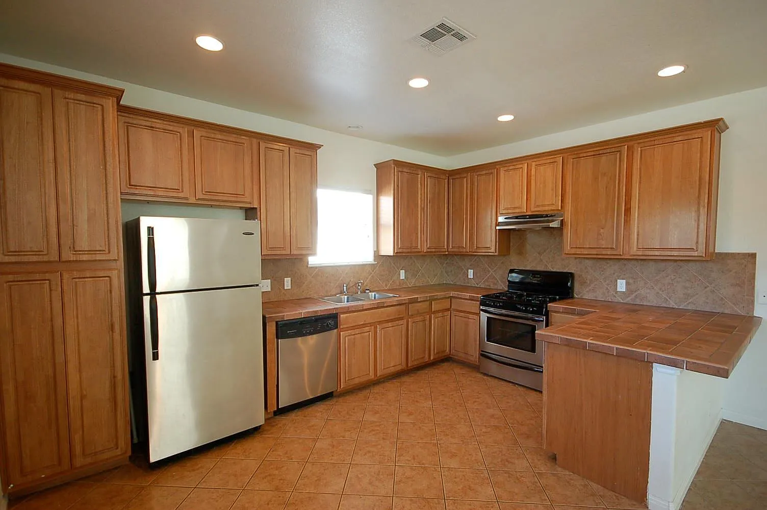 2 bed, 1.0 bath, 1200 sqft, $1,800 — Photo 1