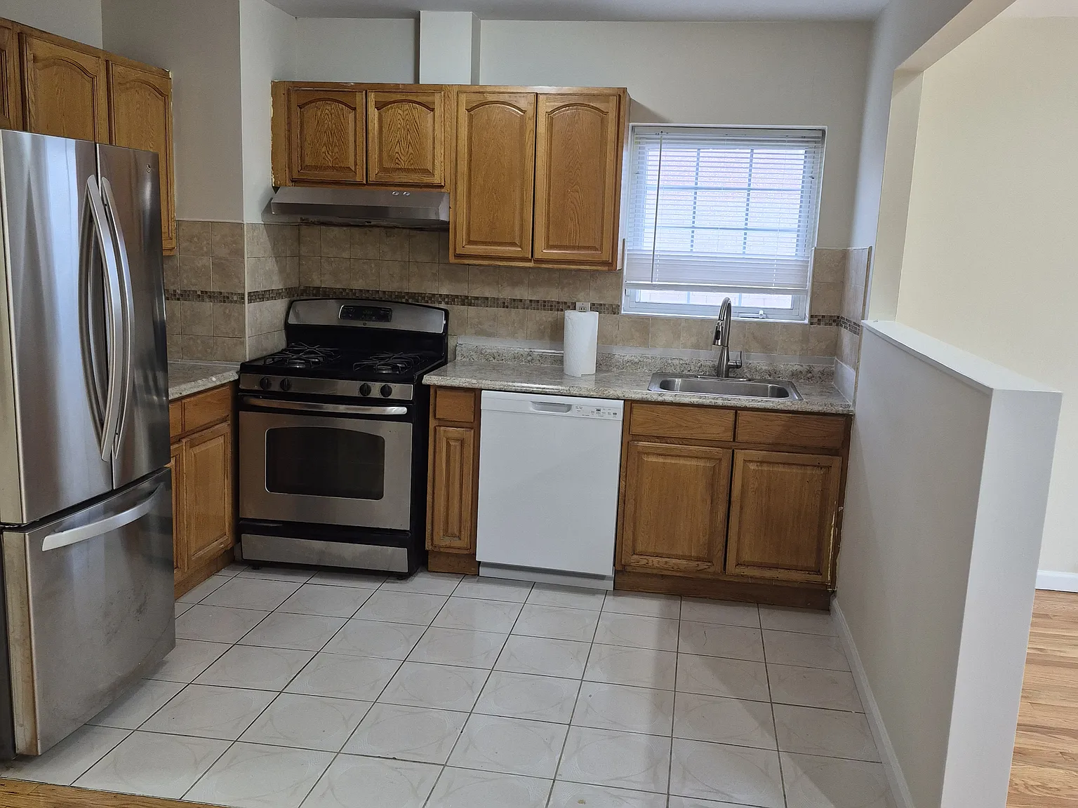 3 bed, 1100 sqft, $3,500 — Photo 2