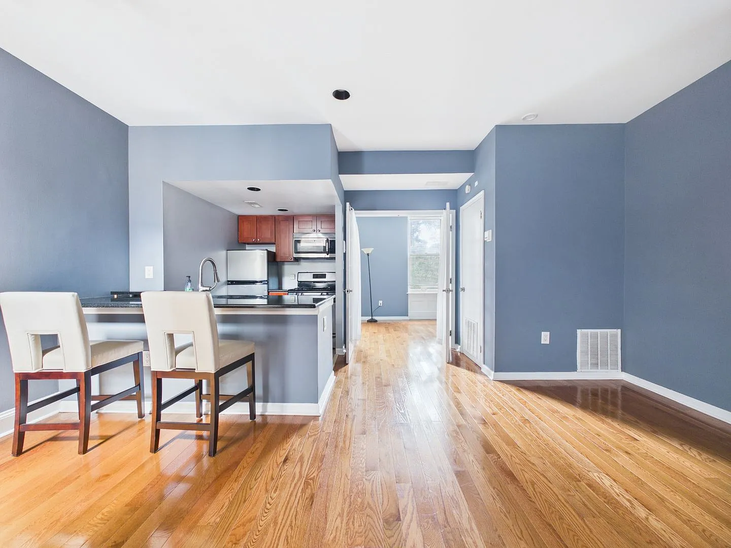 Bright One Bedroom Apartment in Spring Garden + Parking! — Photo 2