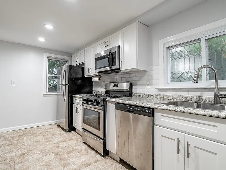 17 W Buckingham Ave — Photo 4