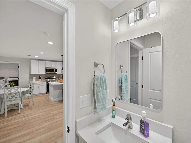 12114 Clarendon Ave — Photo 10