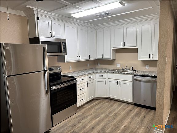 3rd image of 909 W Munroe Ave
