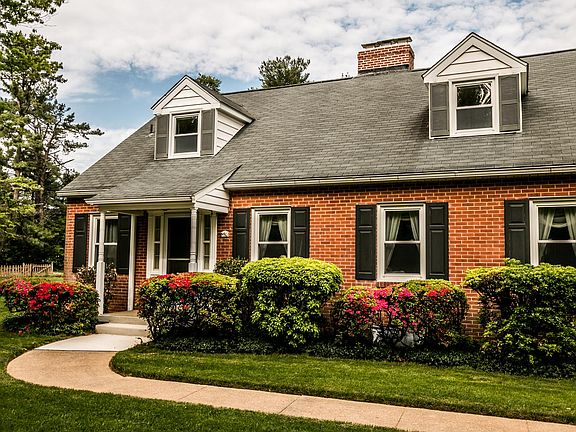 Front yard enjoys sunset views & tidy landscaping
