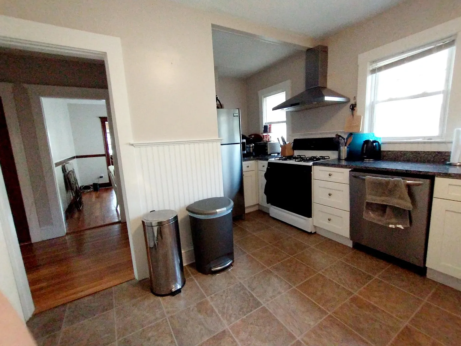 3 bed, 9999 sqft, $3,000 — Photo 2