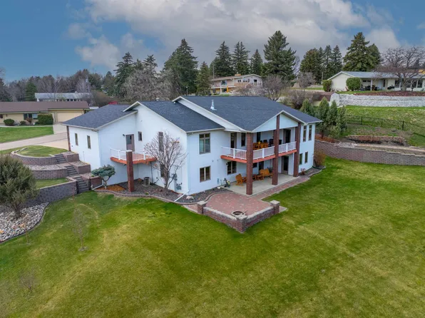 1012 Harrison Dr, Minot, ND 58703