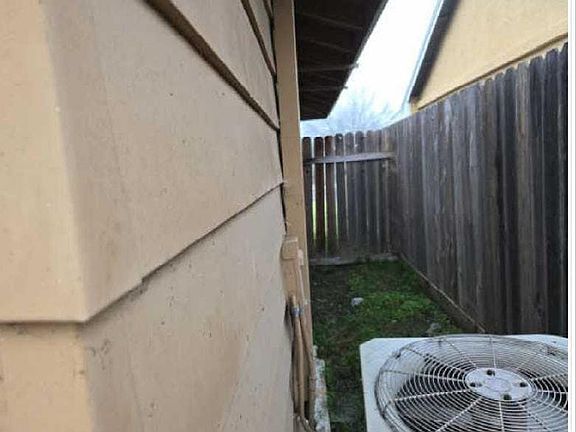 2nd image of 1032 Tyler St