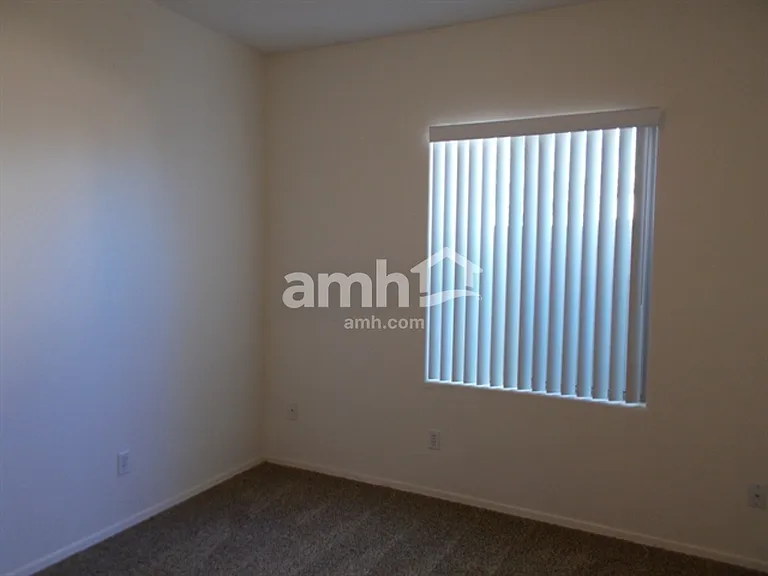 11621 W Lincoln St — Photo 6
