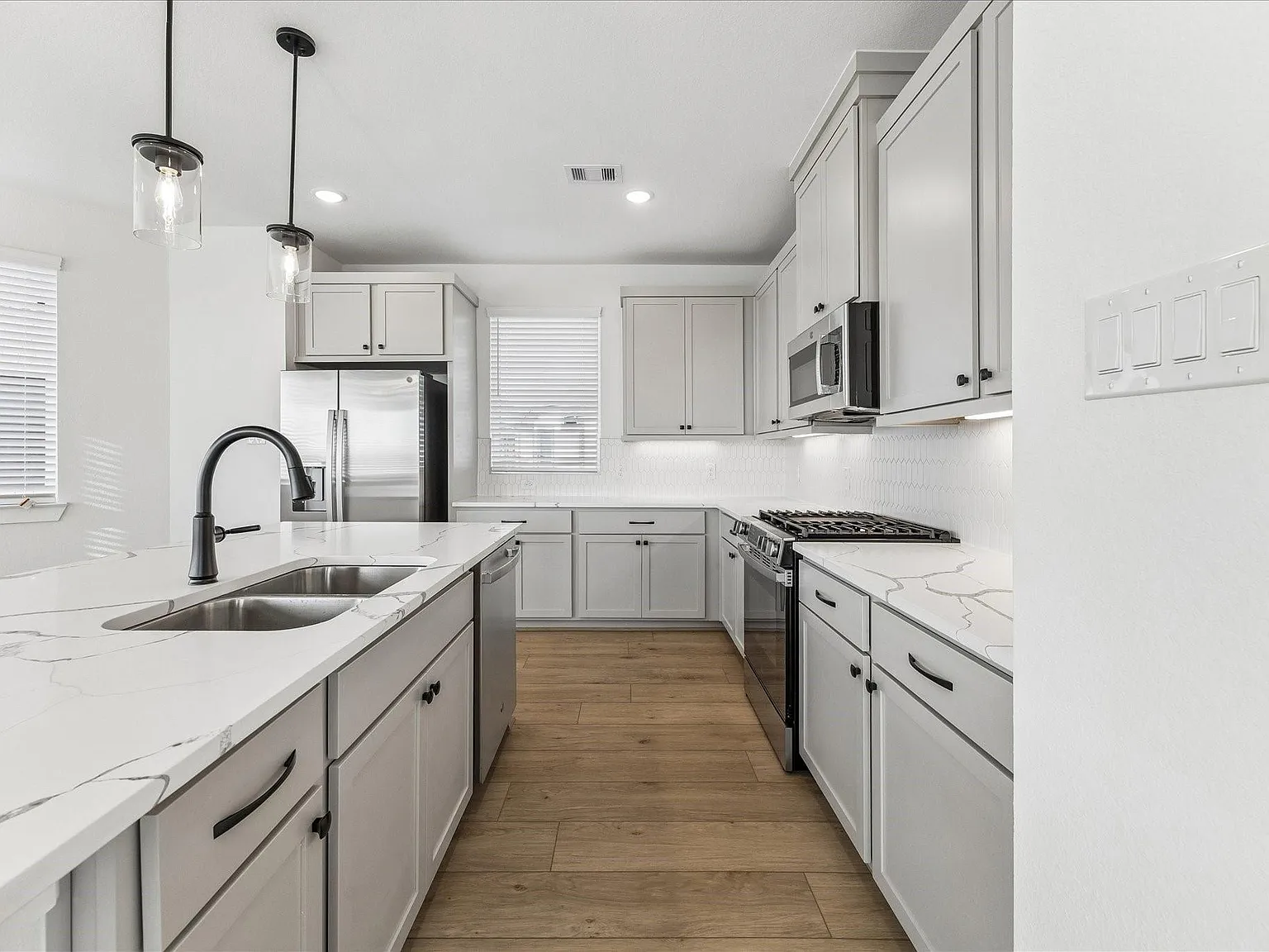 3 bed, 2.0 bath, 1678 sqft, $2,450 — Photo 3