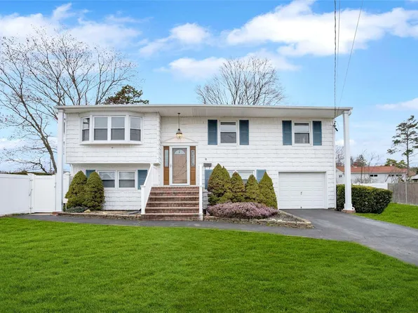 2 Crown Street, North Babylon, NY 11703