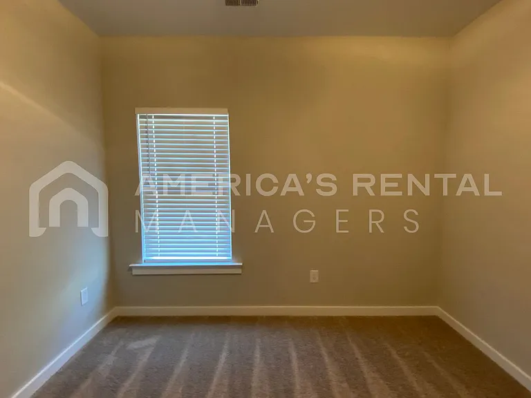535 Troubadour Ln — Photo 5