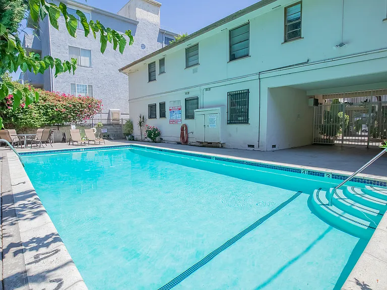 4427 Woodman Ave #1X1 — Photo 1