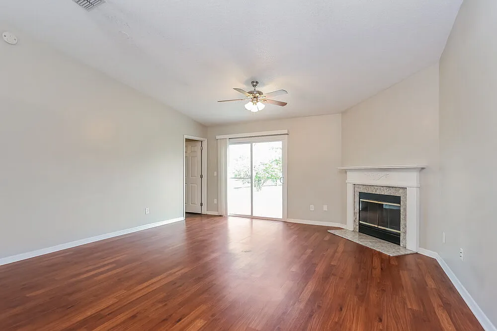 3 bed, 2.0 bath, 1213 sqft, $1,805 — Photo 3