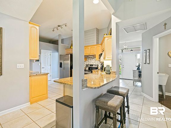 4th image of 215 Royal Ln