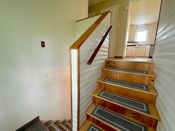 3rd image of 701 Fortune Wharf Rd N