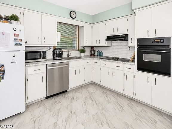 2nd image of 9 Stoney Brook Ln