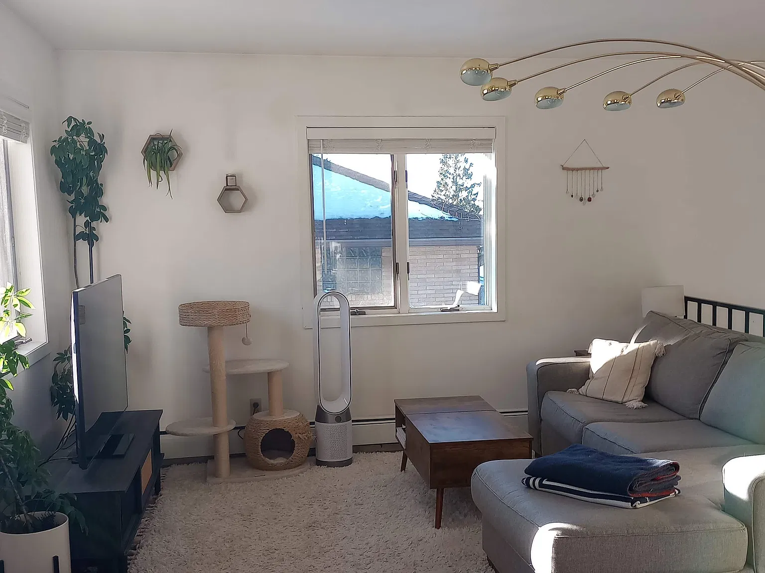 3 bed, 1.5 bath, 1054 sqft, $1,900 — Photo 1