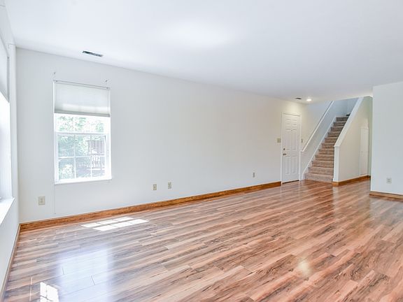 5th image of 604 Bayberry Ct W