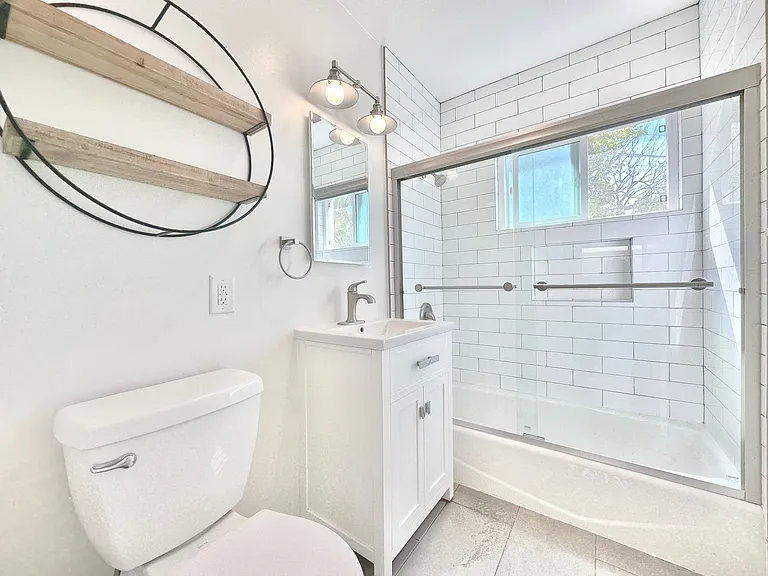 1676 Manning Ave — Photo 8