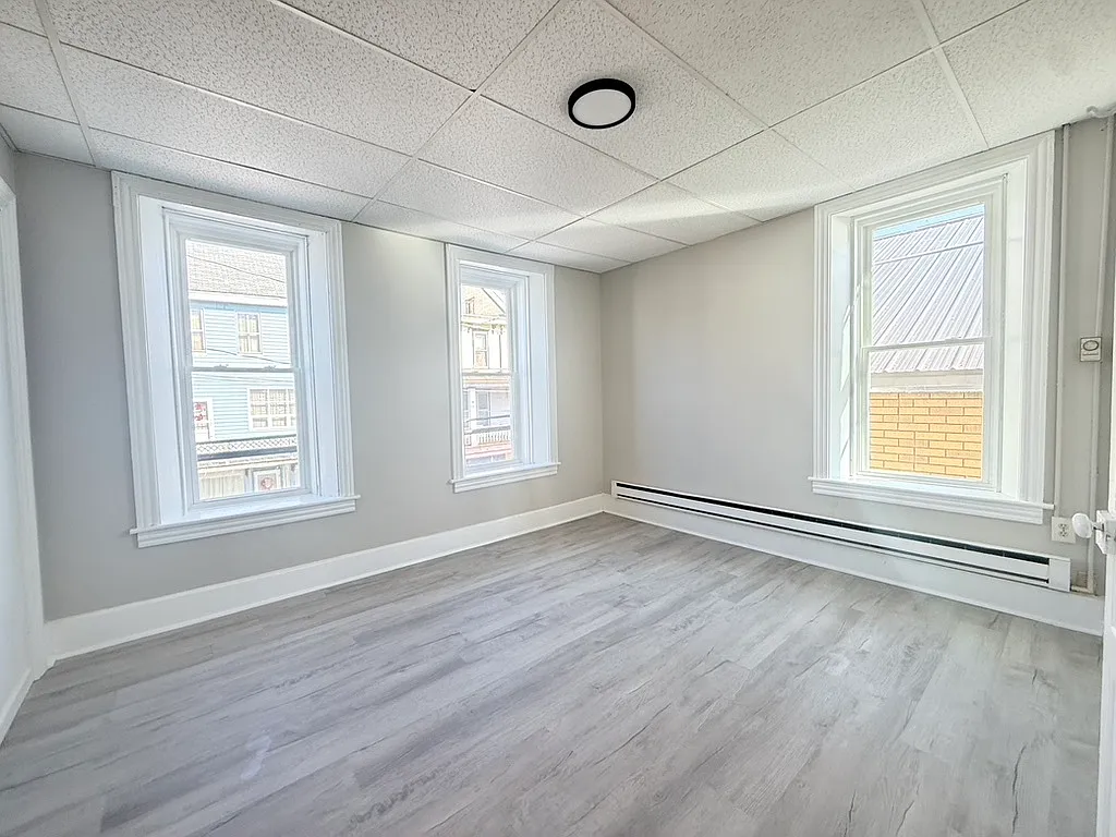 100 E Market St — Photo 2
