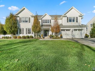 12 Glen Pl, Old Tappan, NJ 07675
