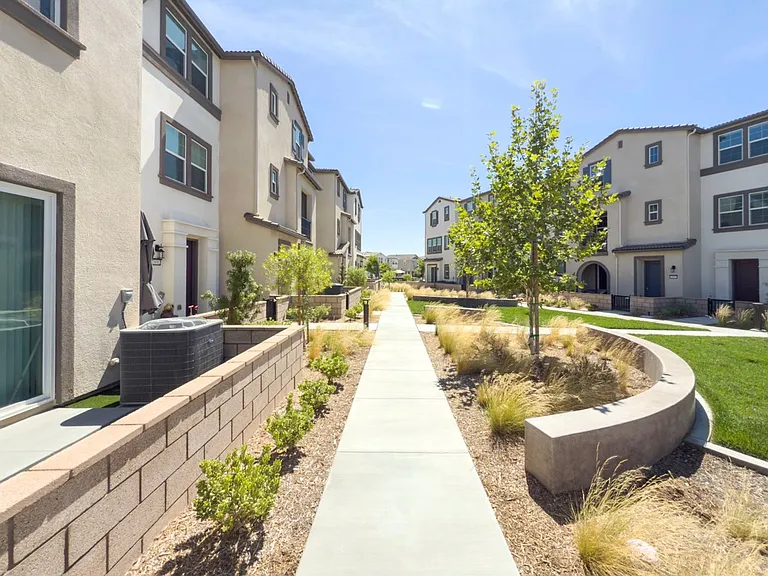 28076 Melrose Dr — Photo 9