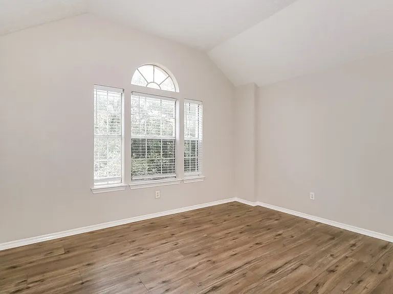 17116 Valley Glen Rd — Photo 14