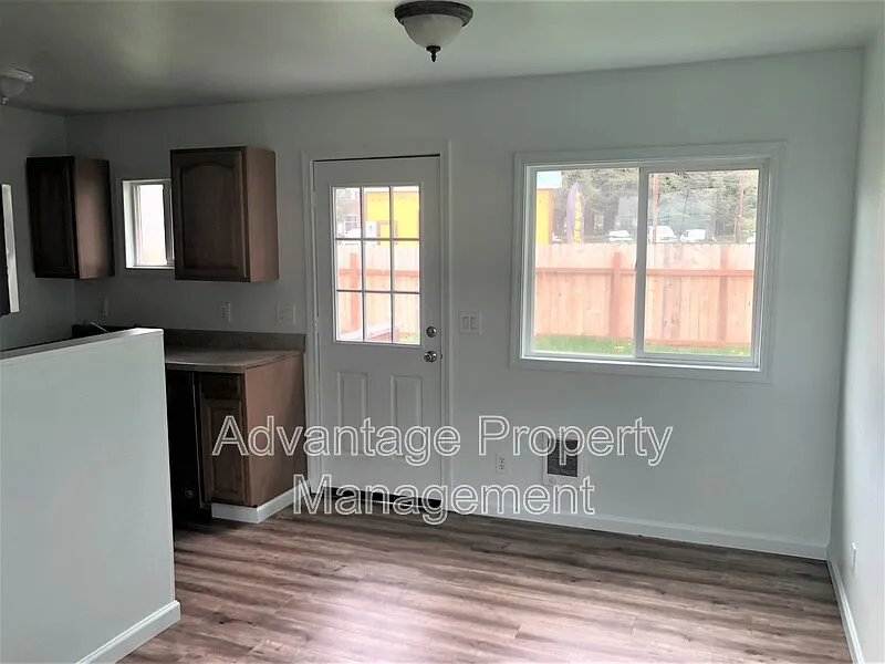 2 bed, 1.0 bath, 725 sqft, $1,300 — Photo 2