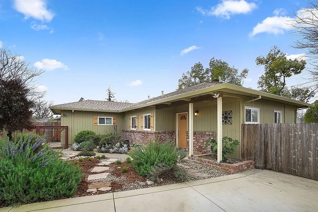 2447 Burgundy Way photo 1