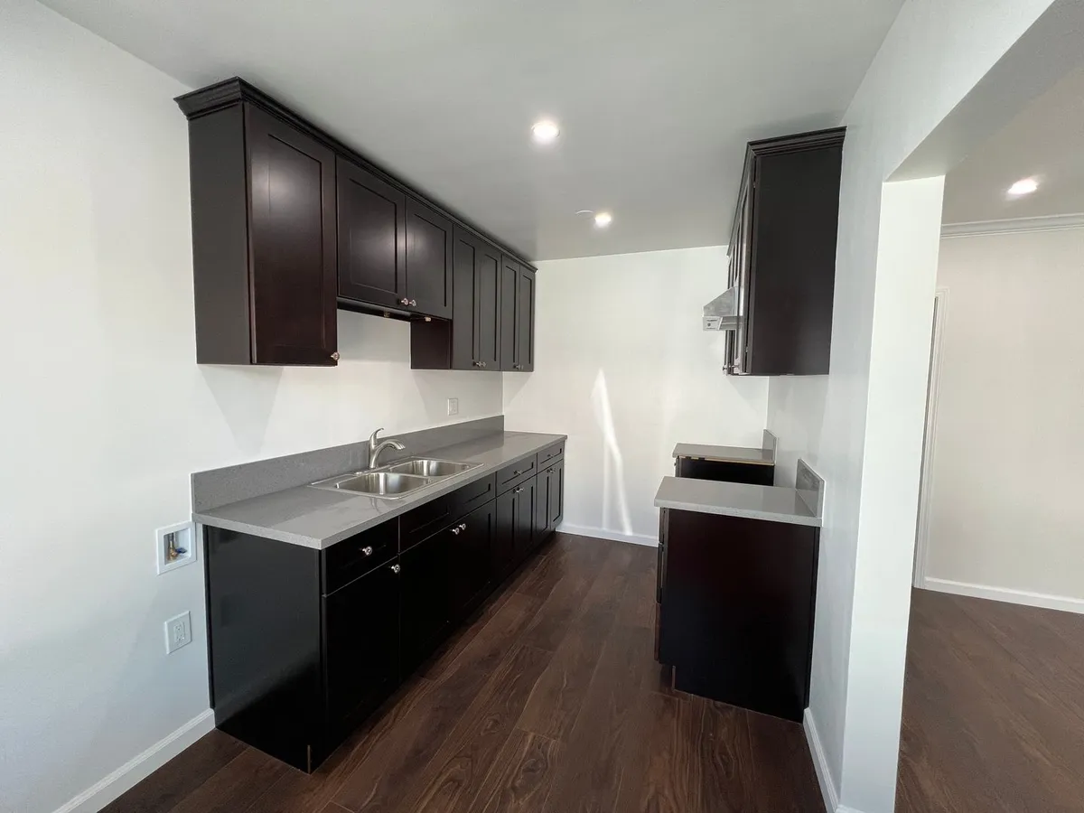 Primary Photo - Newly Renovated 1 Bedroom, 1 Bathroom Apartment For Lease In Bell.